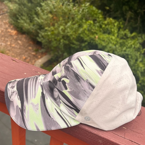 LULULEMON FAST AND FREE HAT - Picture 1 of 14